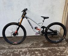 Saracen Myst Team DH Bike