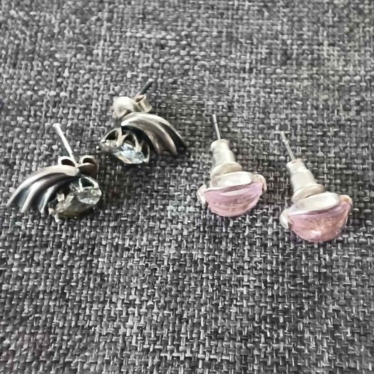 2x Silver earrings
