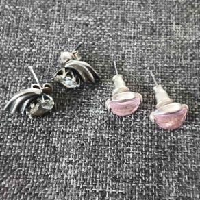 2x Silver earrings