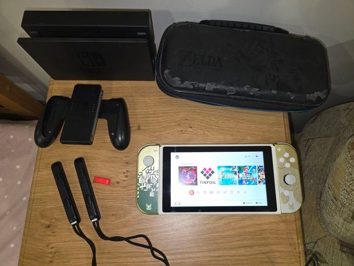 Custom Nintendo Switch V1 Modded/CFW Zelda Edition + 64GB