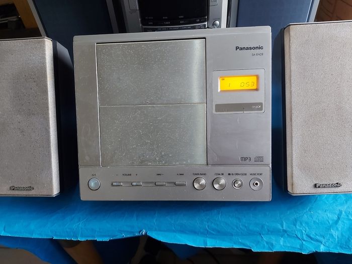 Panasonic SA-EN28 CD Stereo Music system, Radio, CD, MP3, all working perfect and in very good condition, with 2 Panasonic speakers Model SB-EN28