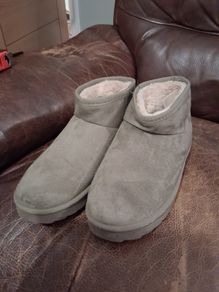 Faux suede ankle boots with faux fur lining - green