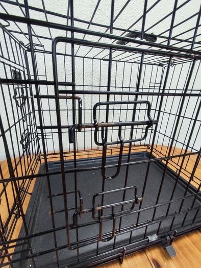 Folding metal dog crate with tray
