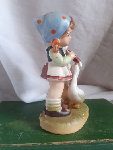 Vintage 1950s Porcelain girl figuerine.