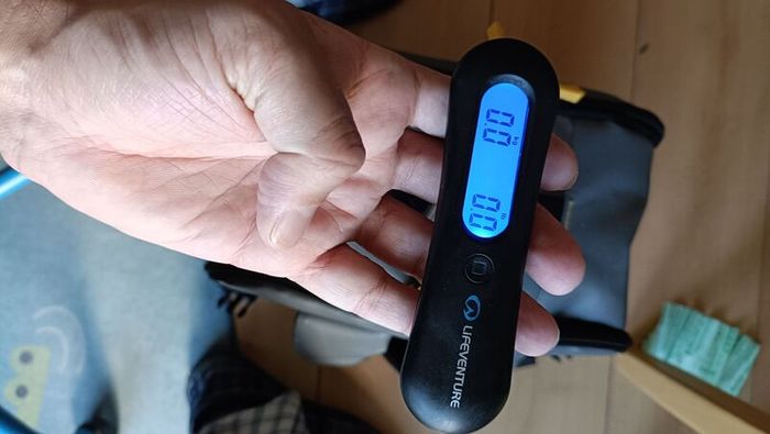 Luggage weighing scale portable for travel