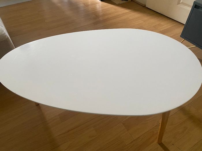 Oval white coffee table with wooden legs