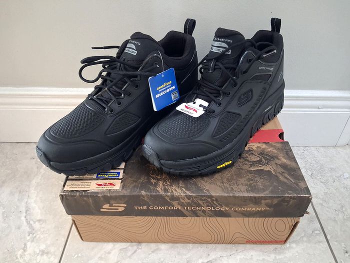 Brand New Skechers Arch Fit Road Walkers, Men's Size 10 (EU 45) Water Proof / Air Cooled