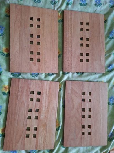 Beautiful set of hardwood tableware, consisting of 4 place mats and 4 coasters.