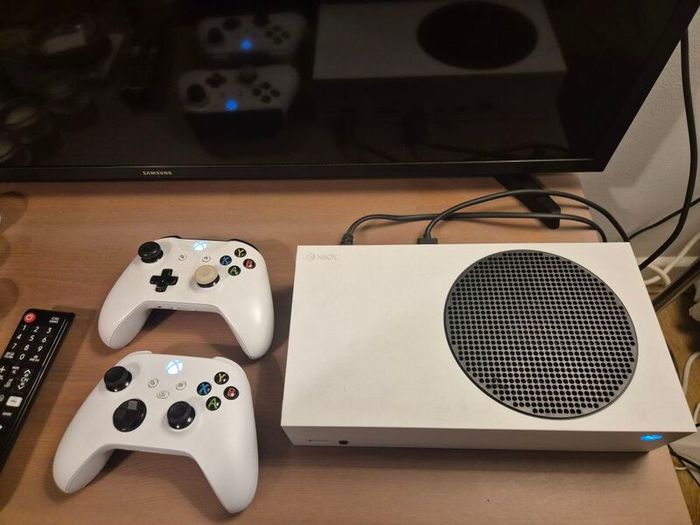 XBOX Series S 500gb, 2 controllers