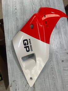 yamaha Right hand side lower panel XSR900 damaged