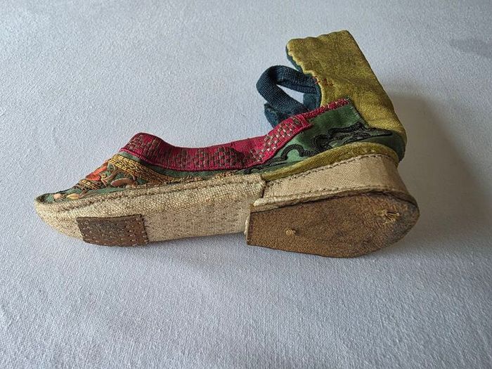 Antique Chinese Lotus Shoe for Bound Foot - Qing Dynasty - Embroidered Silk - 19th Century