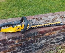 dewalt 18v hedgetrimmer ( body only)