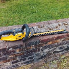 dewalt 18v hedgetrimmer ( body only)