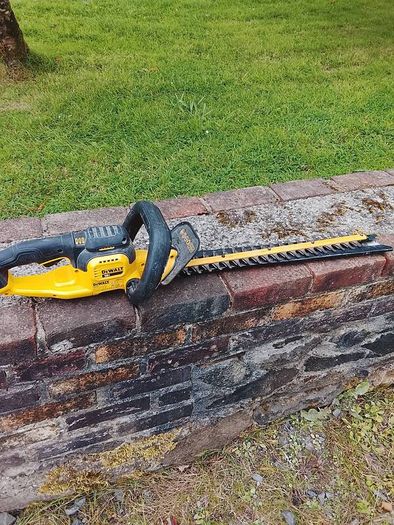 dewalt 18v hedgetrimmer ( body only)