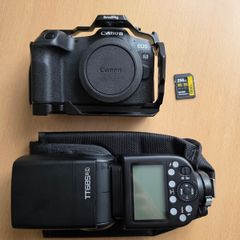 Canon R8 + Cage + Flash + V60 Card