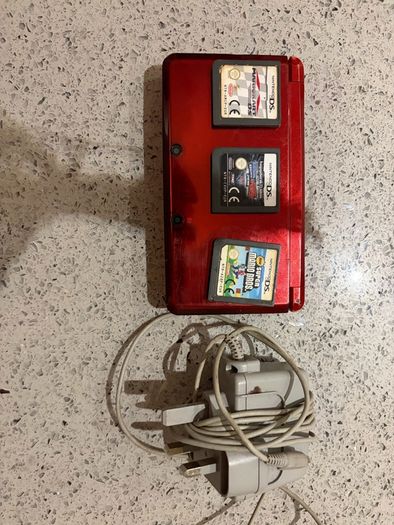 Nintendo 3DS Metallic Red + 3 Games & Charger - R Button Fault