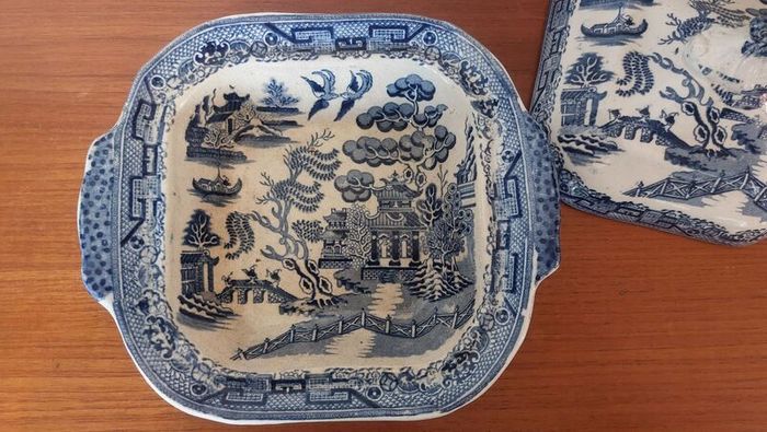 Fabulous Antique Blue and White Transferware Willow Pattern Shallow Lidded Tureen/Vegetable Dish For Display, Unknown Maker, Most Likely Staffordshire Made