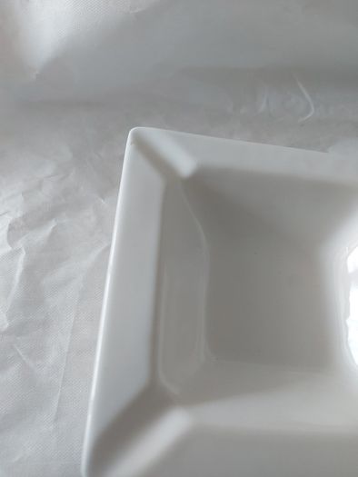 Silk Cut square ashtray ,collectors item, with smoking bans advertising bans on ashtrays for health reasons, price includes post to anywhere in Ireland thank you,,see pictures for condition ,take as is,litte pitting on glaze ,sold as is.