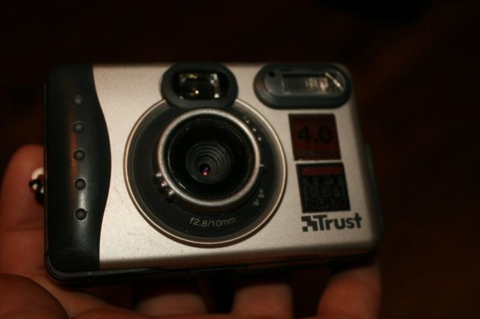 Trust 820 LCD Powercam Zoom Digital Camera 4 Megapixel