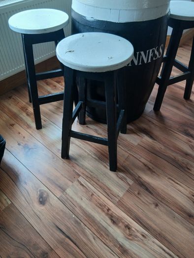 Guinness barrel table with 4 matching stools