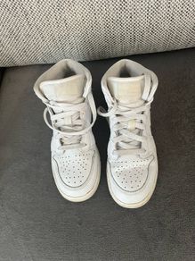 White Nike air Jordan's UK4