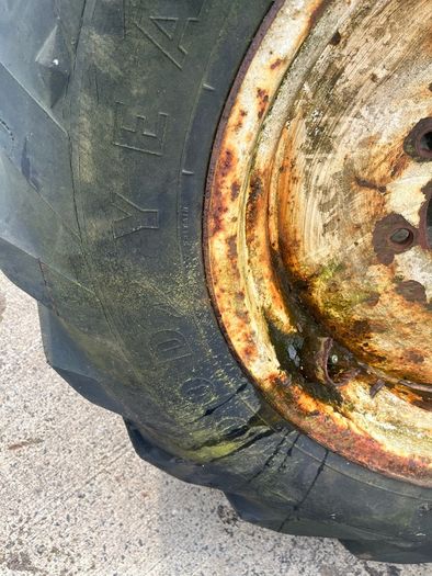 Front rims and tyres for newHolland Ford