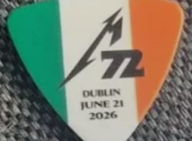 Metallica fan cards swap for guitar pick