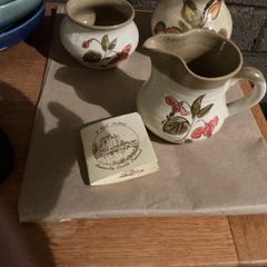 Sugar bowl and jug