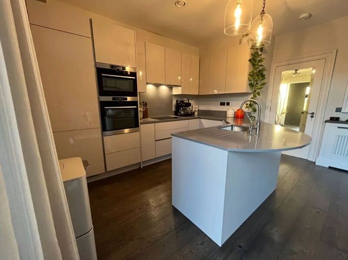 KUBE Modern High-Gloss Kitchen & AEG Appliances