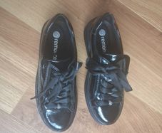 Black patent shoe