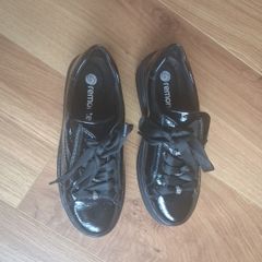 Black patent shoe