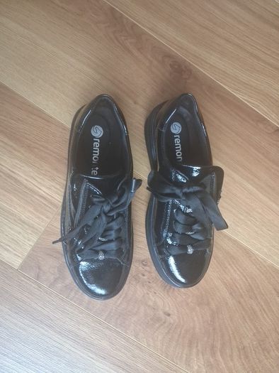 Black patent shoe