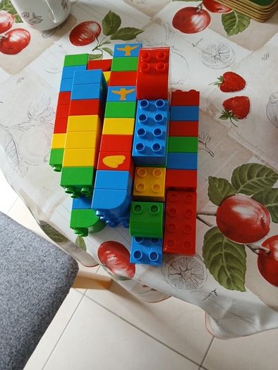children building blocks