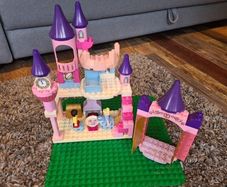 duplo disney cinderella castle #6154 With a few extra pieces