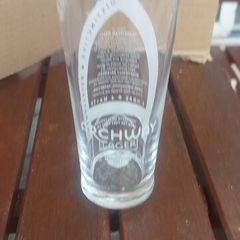 franciscan well,,archway larger 1/2 pint glass ,buyer collects or pays postage thank you, sold as is.