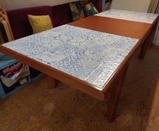 Extendable dining table