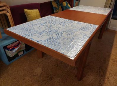 Extendable dining table