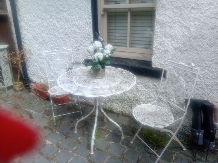 garden table and chairs