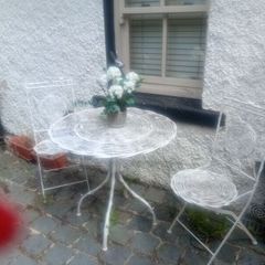 garden table and chairs