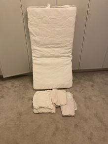 Cot mattress with sheets and protectors