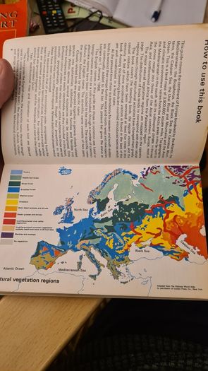 Birds Of Britain And Europe. The Hamlyn Guide. By Bertel Bruun. Illustrated By Arthur Singer. 516 Birds In Colour & 448 Maps. Paperback In FAIR CONDITION. 32..