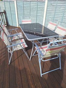 garden table and chairs