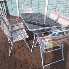 garden table and chairs