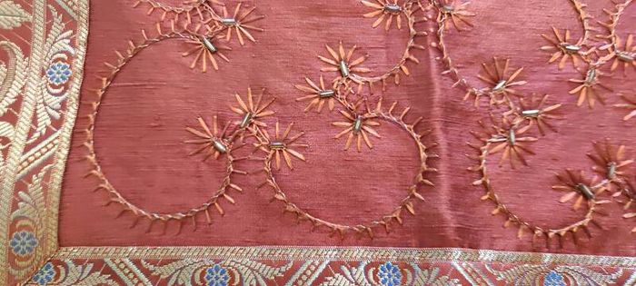 Decorating Table Runner Ikras
