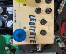 Sonicake levitate delay and reverb pedal