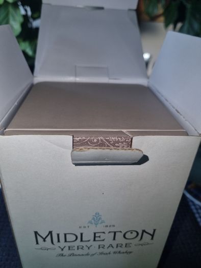The bottle and packaging of the exclusive Irish whiskey Midleton Very Rare Vintage Release 2023.