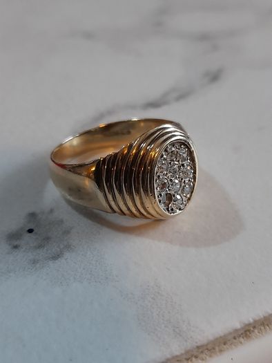9ct gold ring With cluster diamonds hallmarked 375