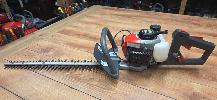 Robin hedge trimmer
