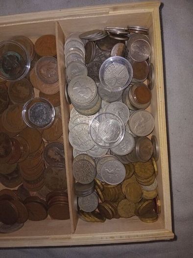 4 kg.coins+14 banknotes.