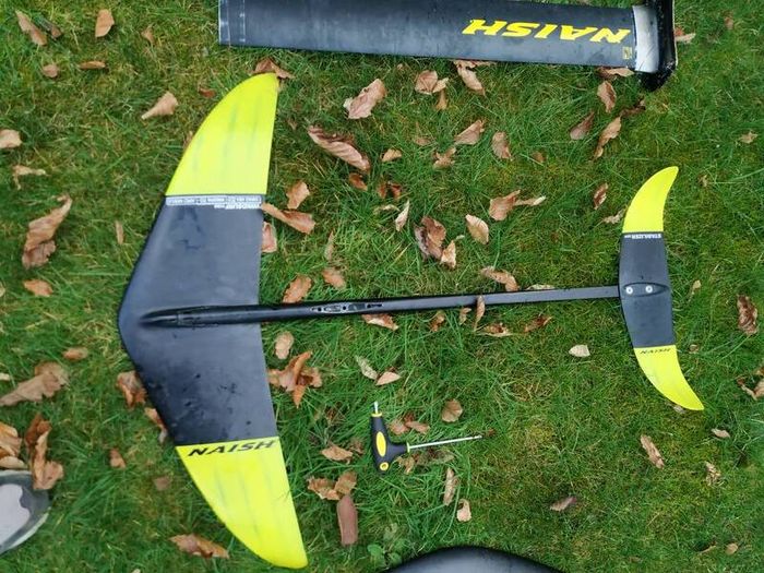 Windsurfing foil board and foil set
